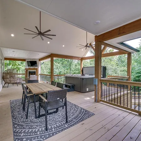 Luxe Broken Bow Cabin With Fire Pit And Hot Tub!